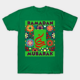 RAMADAN MUBARAK, beautiful Calligraphy and Islamic pattern. T-Shirt